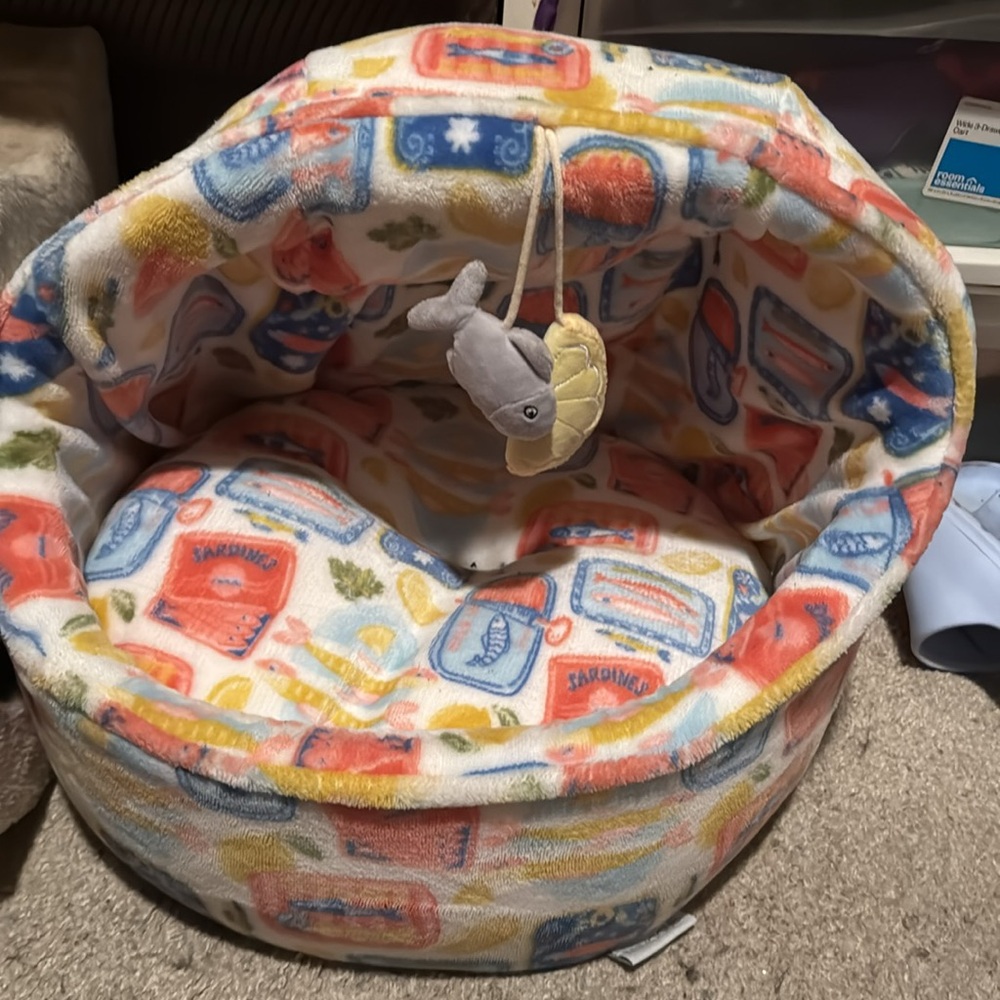 Dog bed super soft with dangle toys and shaded roof